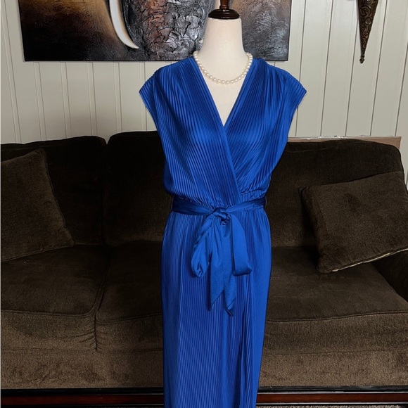 Lean On Klopman • Vintage • 1970’s • USA • Size 8 • Blue • Pleated • Dress - Picture 4 of 16